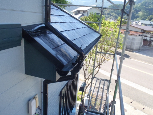 塗装を終えた小屋根と破風板・雨樋