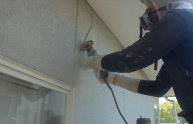 クラックに沿って溝を掘る作業と、狭い部分で使う小径の刃