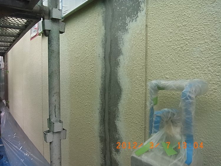 クラック補修箇所の、吹き付けによる外壁模様の復元前後