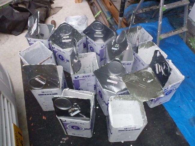 砂骨ローラーによる厚塗りで使用した塗料缶を並べた写真