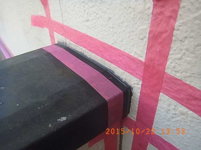 玄関上の笠木と外壁の接合部をマスキング