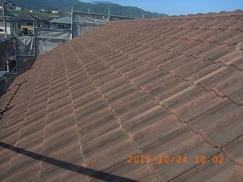 高圧洗浄開始時のモニエル瓦屋根