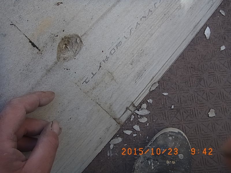 指で触れると崩れる外壁材の傷んだ部分