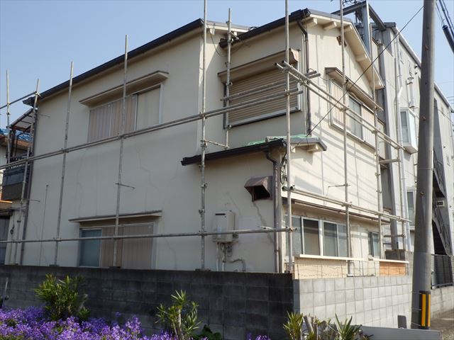 参考例として掲載された別の住宅の単管足場