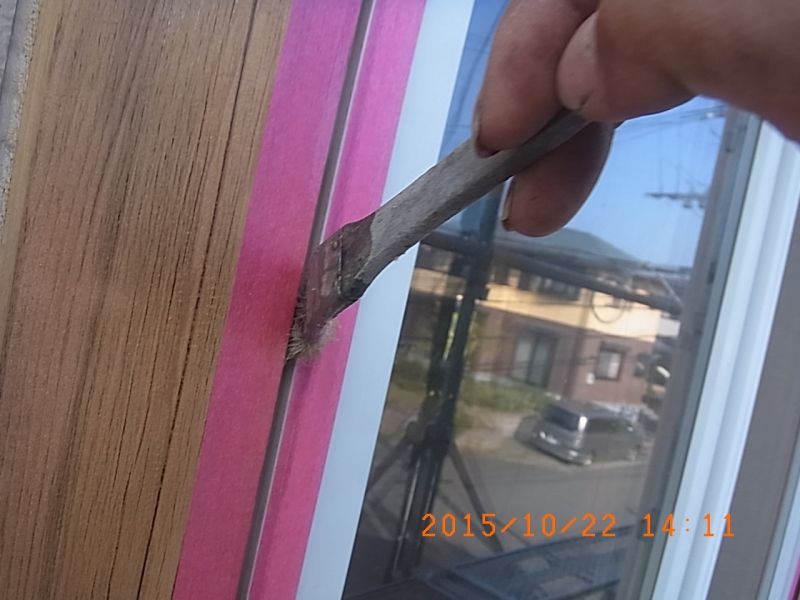 サッシ側のシーリング接着面にプライマーを塗布