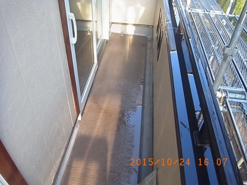 屋根洗浄の汚れを洗い流したベランダ