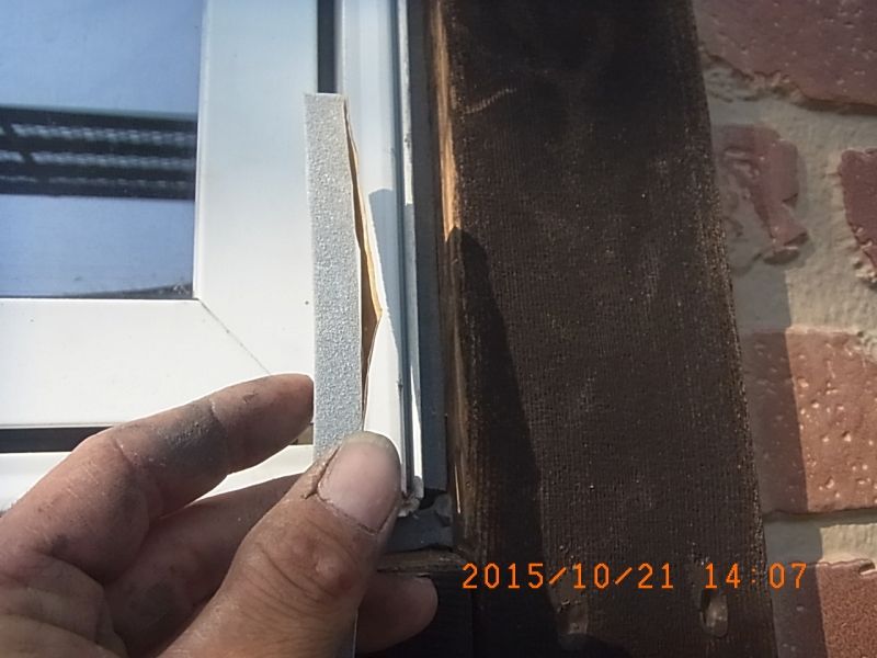 窓まわり目地へ挿入する新しい角スポンジ