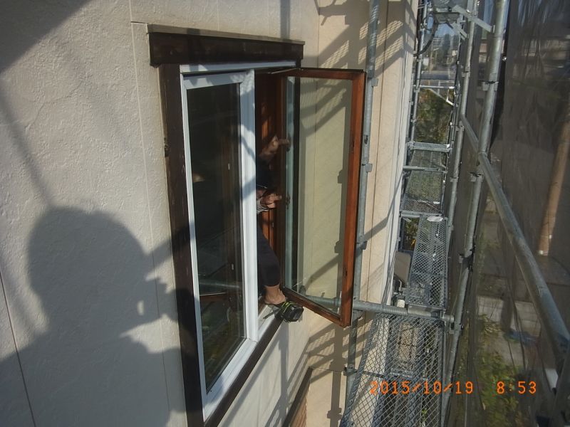 外開き窓の取り外しを進める建具職人