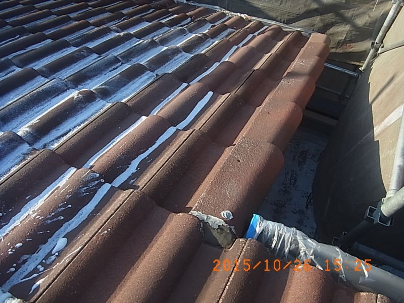 瓦の谷を軒先へ流れる屋根下塗り材