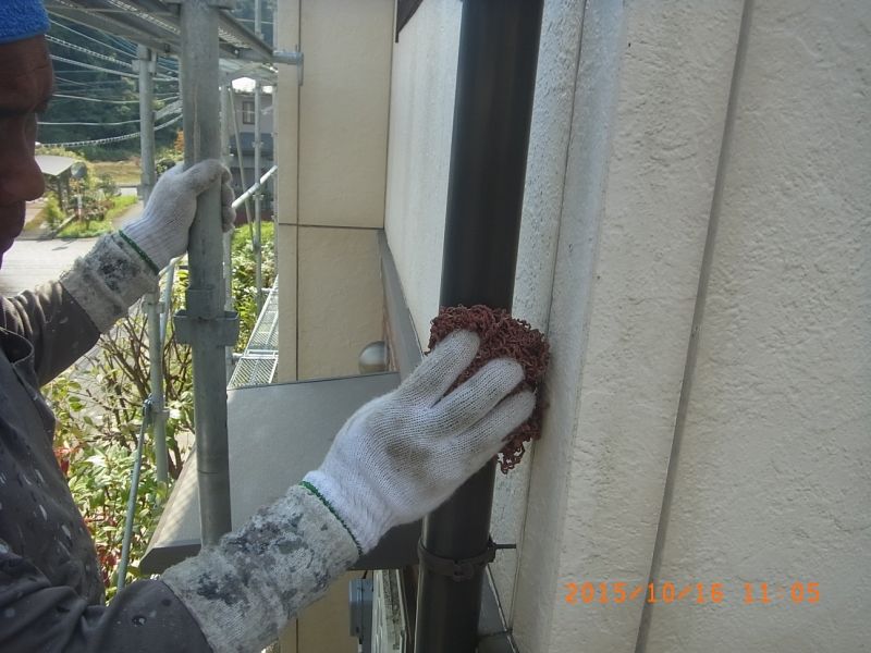 縦樋の表面を研磨材で目荒し