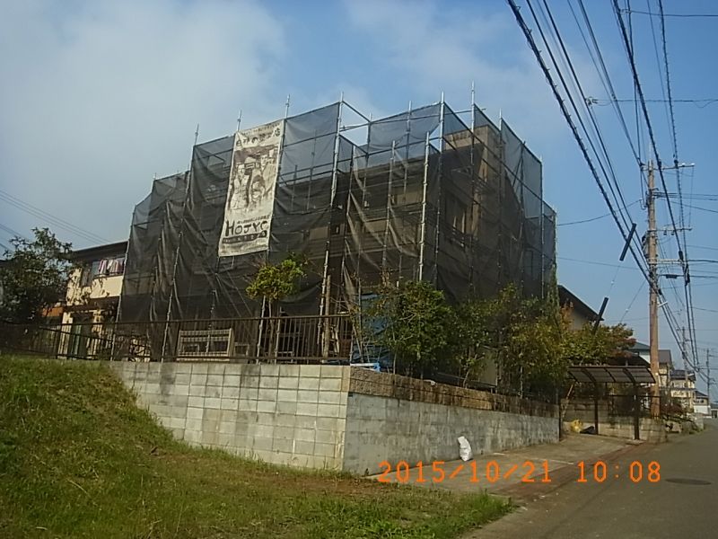 足場とメッシュシートに囲まれた大分市H様邸