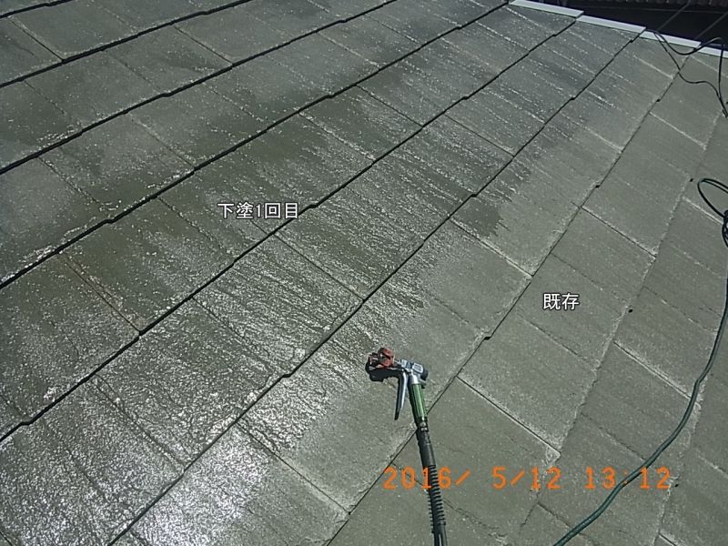 屋根にシーラーを吹き付ける下塗り1回目