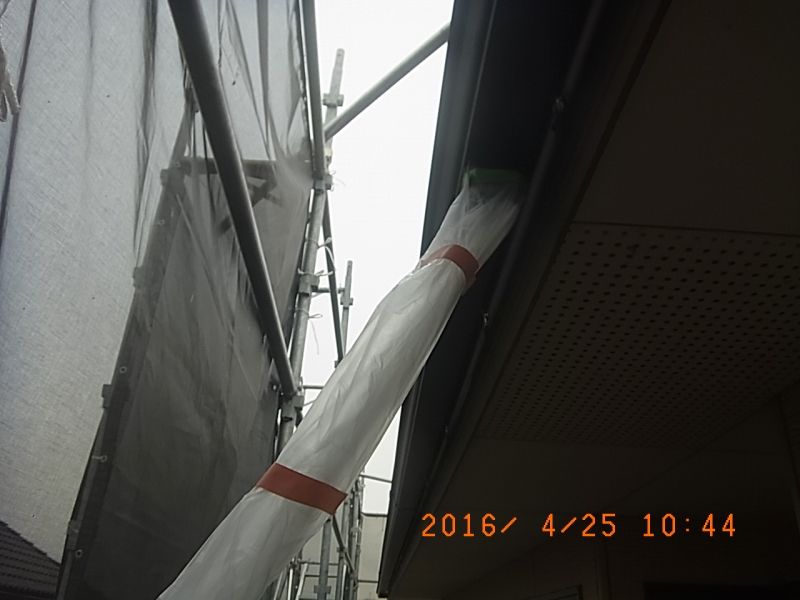縦樋撤去中の雨水を外側へ流す仮設のビニール
