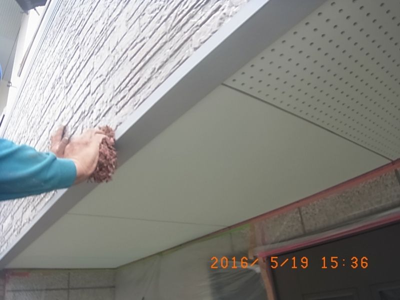 下塗り済みの軒下鉄部を再度目荒らし