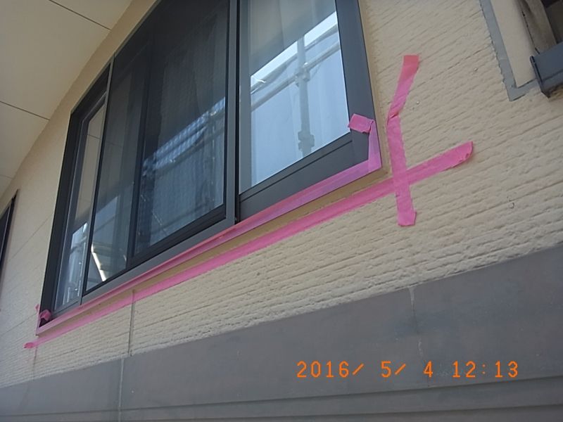 打ち増しに向け窓下のシーリング周囲をマスキング