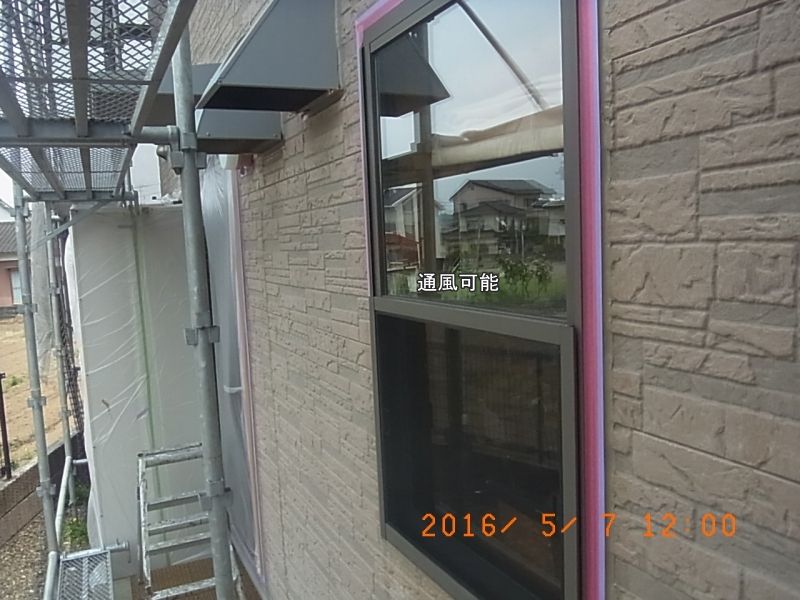 通風用に窓を覆わず外周だけテープを貼った状態