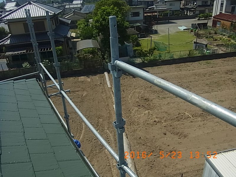 上段の一部を撤去した屋根周囲の足場