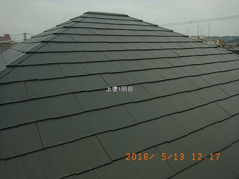 上塗り1回目を塗った屋根