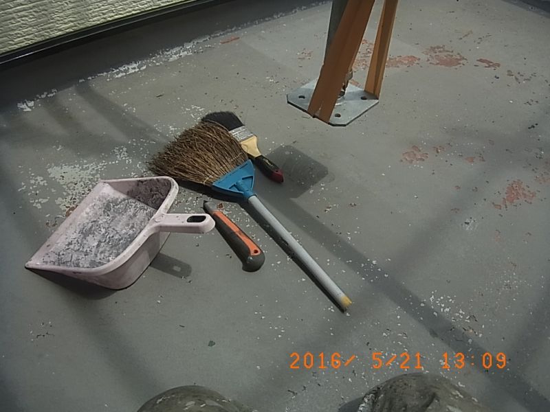 ベランダ床面の塗膜片を清掃