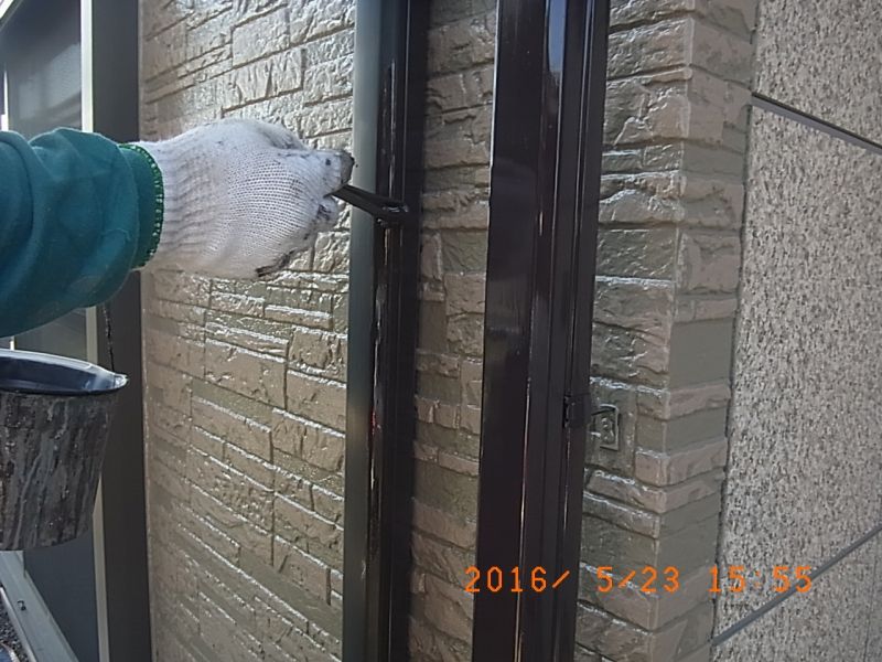 エアコン配管カバーを雨樋と同系色に塗装