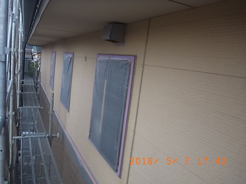 2階北面の窓をフィルムで養生