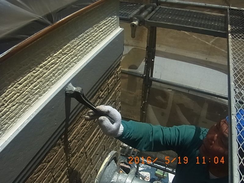 軒のない部分の胴差を再度下塗り