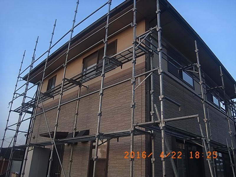 初日の足場組立が進んだ住宅外周