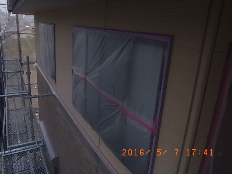 2階南面の窓をフィルムで養生