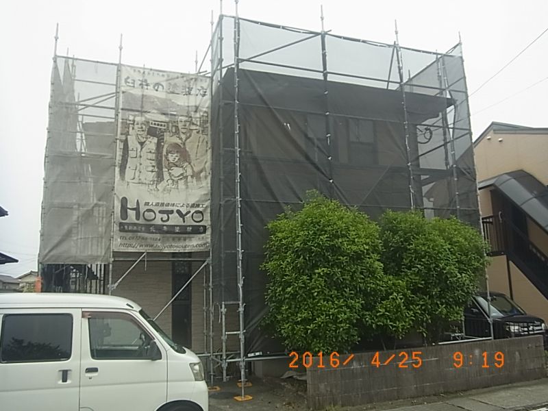 メッシュシートと看板を設置したK様邸の足場