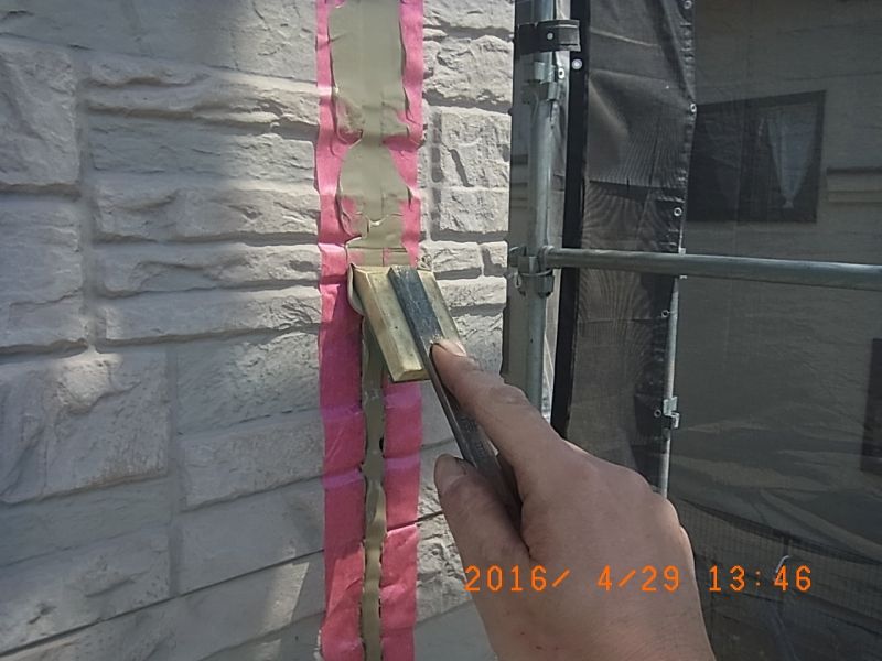 充填したシーリング材をゴムヘラで押さえる作業