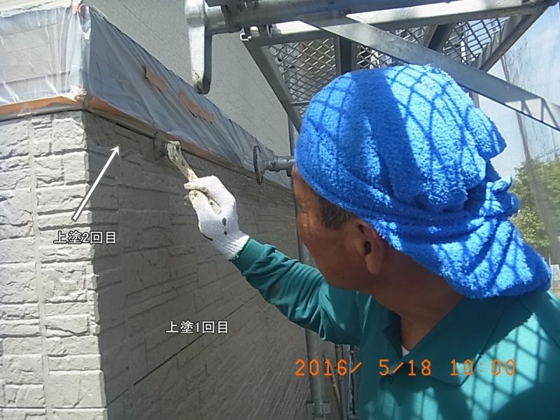 1階外壁の端部に上塗り2回目を刷毛塗り