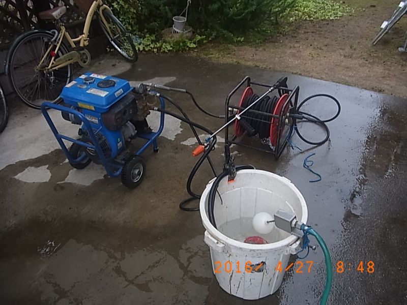 屋根洗浄用に準備した高圧洗浄機とホース・給水バケツ