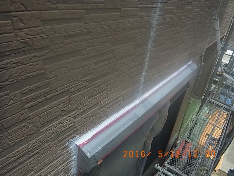 窓上部と外壁縦目地のシーリング先行下塗り