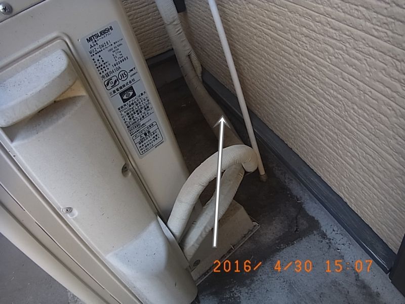 室外機の裏側まで目荒らしした土台水切り