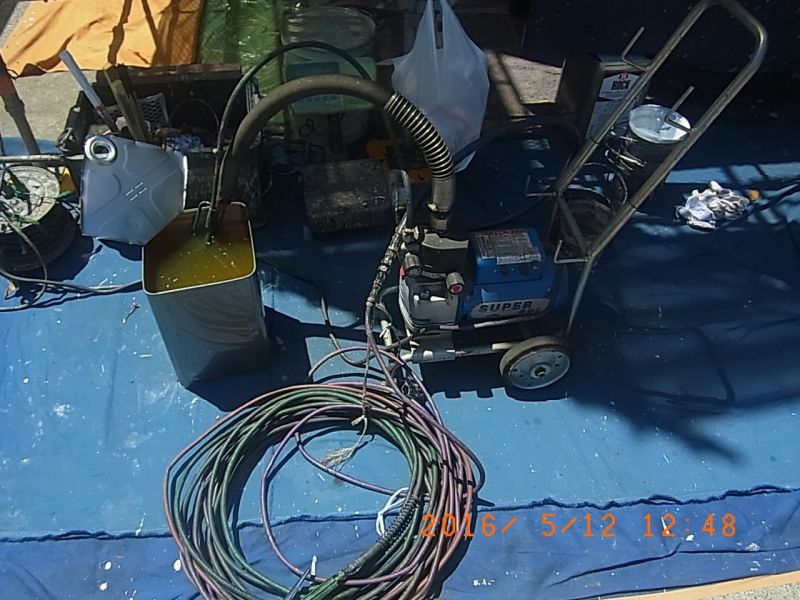 屋根下塗りの吹付け機械とシーラーを準備