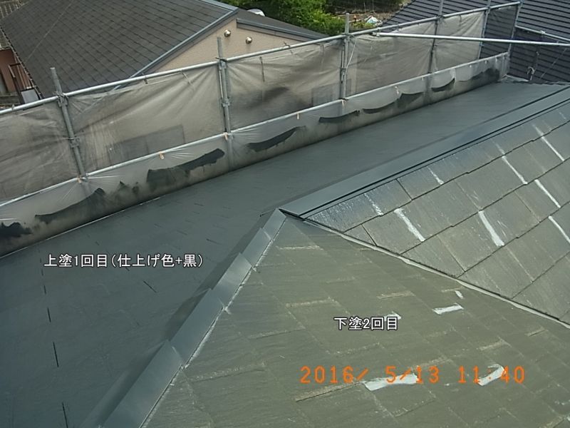 補修跡が残る下塗り2回目の屋根と上塗り1回目の塗装面