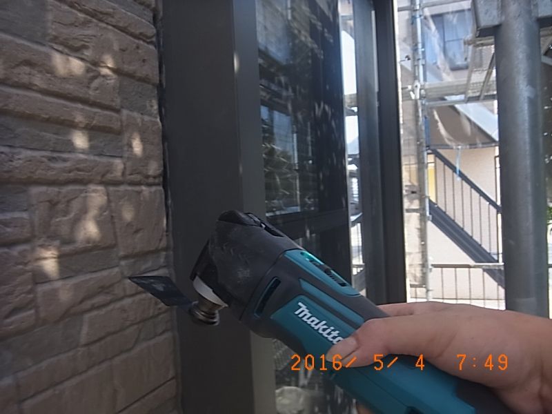 サッシ際の既存シーリングを電動工具で切り取る作業