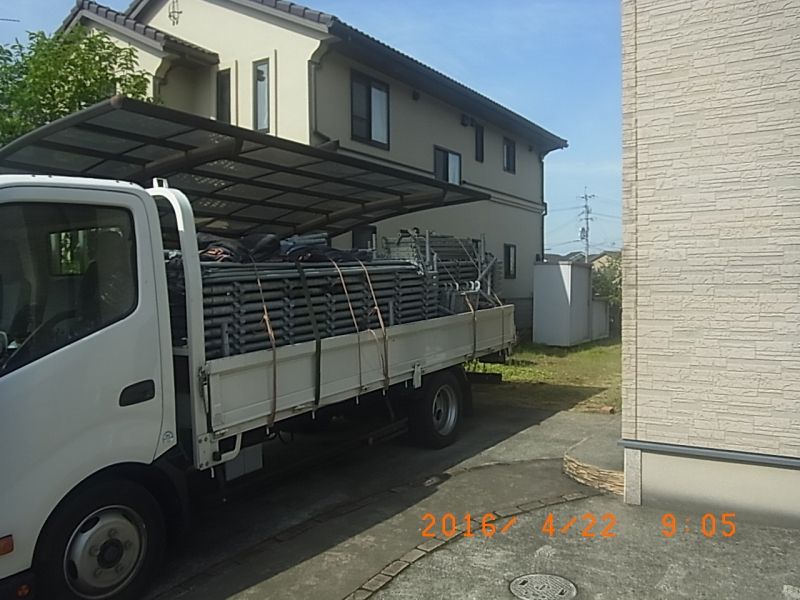 足場資材を積んで現場に到着したトラック