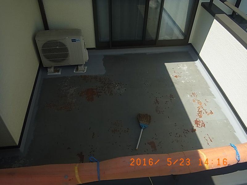足場を撤去して床を清掃するベランダ
