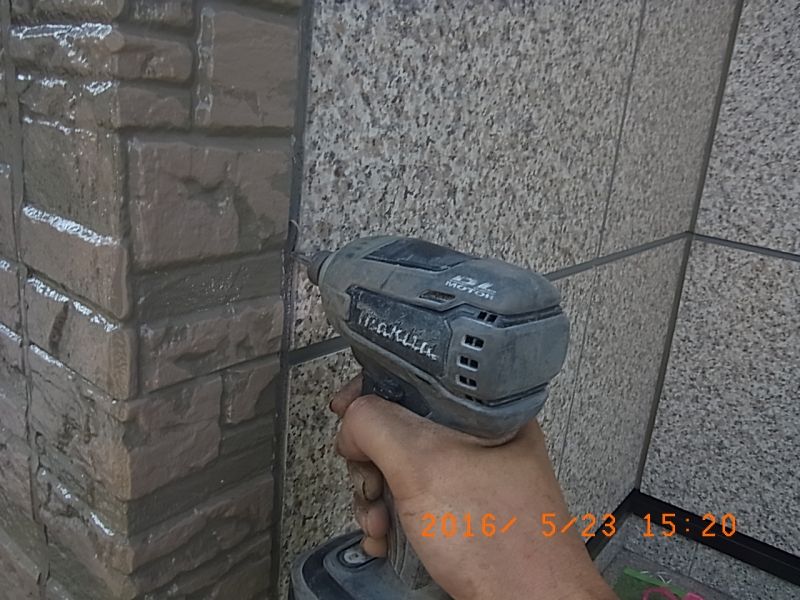 シーリング撤去後の目地側面を電動工具で研磨