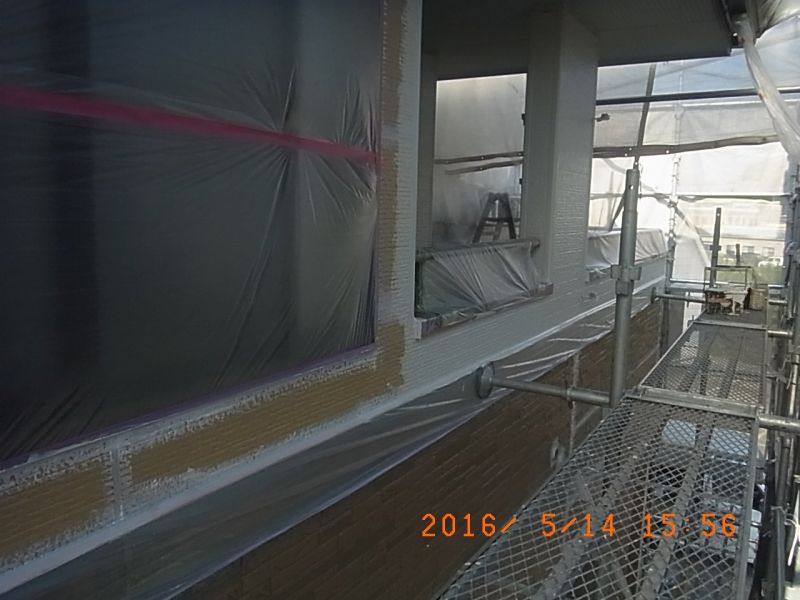 窓とバルコニー周辺で進めた2階外壁の上塗り1回目