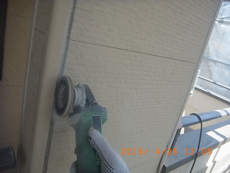 電動工具でコーナー目地を掘り下げる作業
