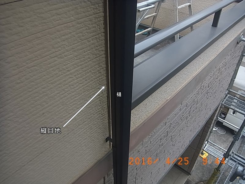 外壁の縦目地に重なる2階の縦樋