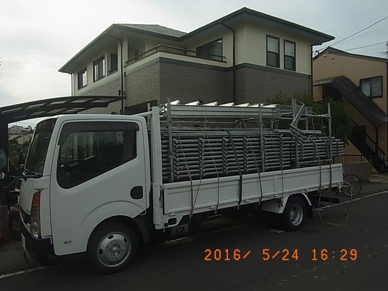 解体した足場資材を積み込んだトラック