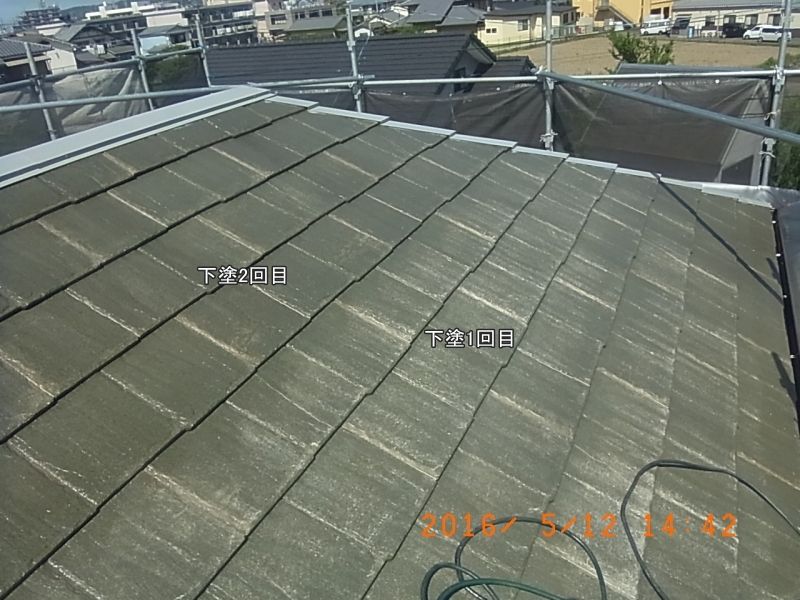 屋根の下塗り2回目を塗り進めた状態