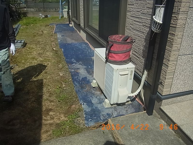 室外機周辺の地面に敷いた養生シート
