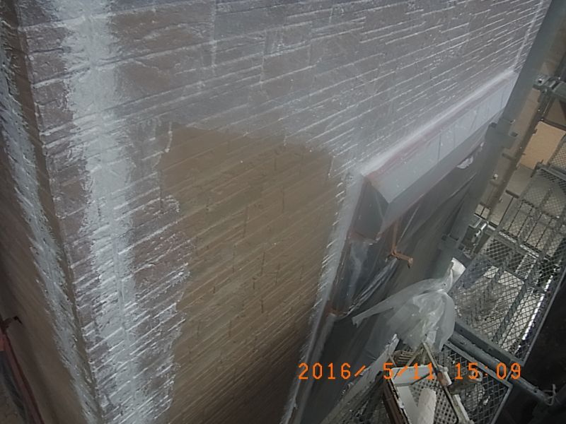 白っぽく見える東面外壁の下塗り直後
