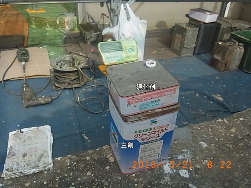雨樋塗装用の2液型塗料の主剤と硬化剤