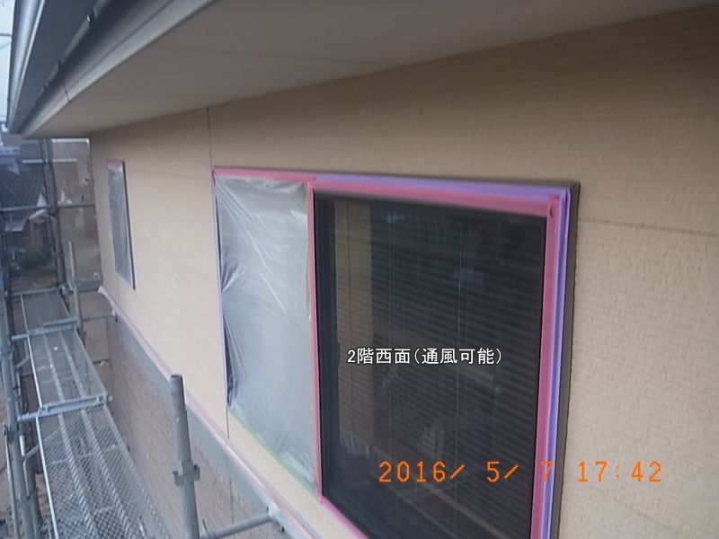 通風を確保して一部を開けた2階西面の窓養生