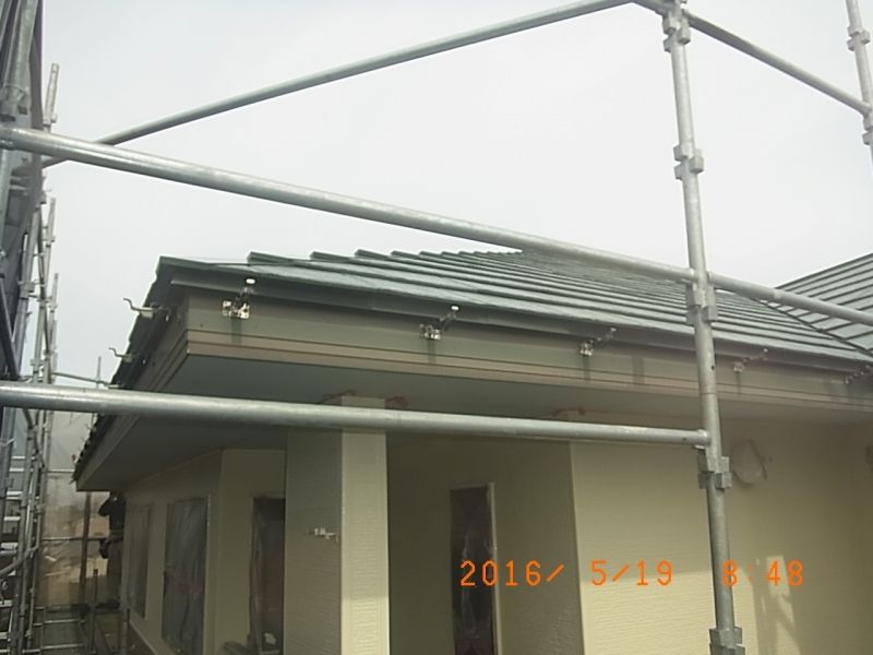 雨樋を取り外して露出した鼻隠し板